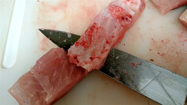 Žeberní kosti jsou těsně pod vnitřní stranou filetu.