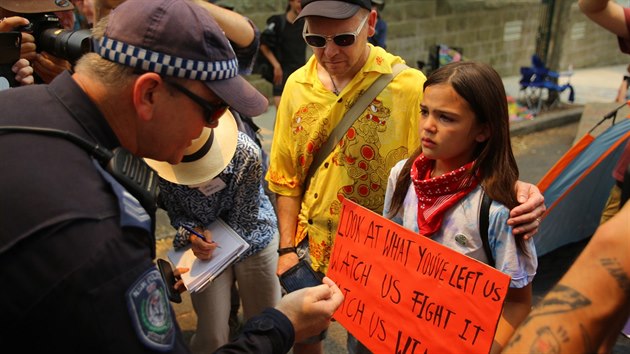 Australan v Sydney protestuj proti premirovi Morrisonovi, kter je na dovolen na Havaji, zatmco v jeho zemi zu pory (19. prosince 2019)