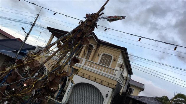 Znien vnon dekorace na Filipnch, ktermi se prohnal tajfun Phanfone. (26. prosince 2019)