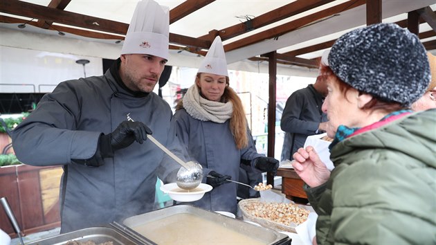 Prask primtor Zdenk Hib v pondl rozdval na Staromstskm nmst ryb polvku. (23. prosince 2019)