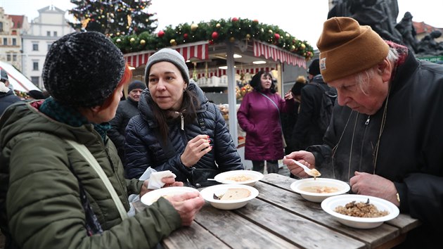 Prask primtor Zdenk Hib v pondl rozdval na Staromstskm nmst ryb polvku. (23. prosince 2019)