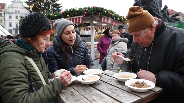 Prask primtor Zdenk Hib v pondl rozdval na Staromstskm nmst ryb polvku. (23. prosince 2019)