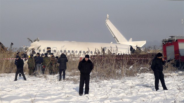 Letoun pi vzletu ztratil vku a narazil do dvoupodlan budovy nedaleko letit v Almaty. (27. prosince 2019)
