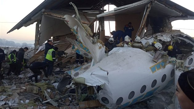 Letadlo kazaskch aerolinek ztratilo pi vzletu z letit v Almaty vku a narazilo do budovy. (27. prosince 2019)