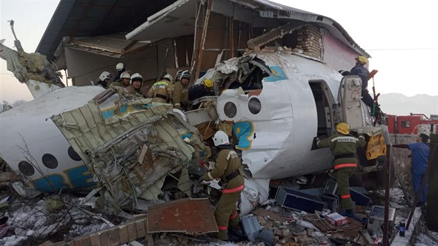 Letadlo kazaskch aerolinek ztratilo pi vzletu z letit v Almaty vku a narazilo do budovy. (27. prosince 2019)