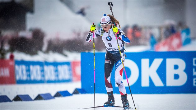 esk biatlonistka Markta Davidov na trati sprintu ve Francii.