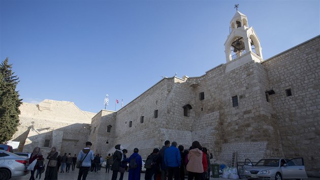 Turist ped kostelem Narozen Pn v Betlm (5. prosince 2019)