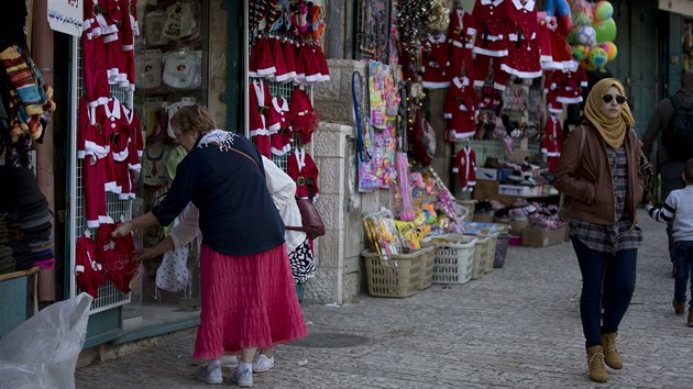 Turist si prohlej pedmty v obchod se suvenry v Betlm. (5. prosince 2019)