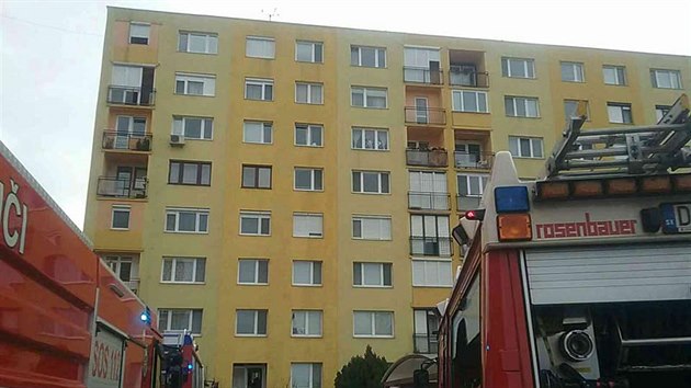 Kvli niku plynu v obytnm dom v Dunajsk Stred  slovent hasii evakuovali zhruba sto lid. (22. prosince 2019)