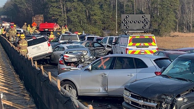 V americk Virginii se srazilo tm sedmdest aut. (22. prosince 2019)