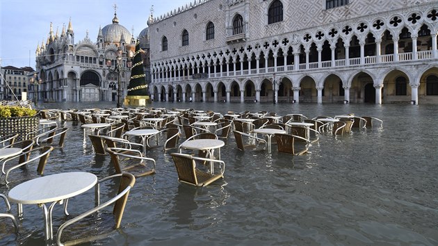 Italské Benátky opět postihly záplavy, zasáhly dvě třetiny města - iDNES.cz