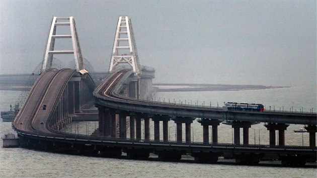 Pepravu po eleznin trati na most mezi Ruskem a Krymem  zahjil prezident Vladimir Putin. (23. prosince 2019)