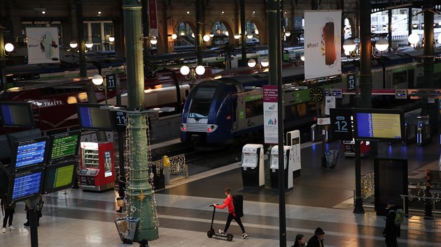 Ve Francii i na tdr stvkuj zamstnanci eleznic a paskho dopravnho podniku. Na snmku vlakov ndra Gare du Nord v Pai. (24. prosince 2019)