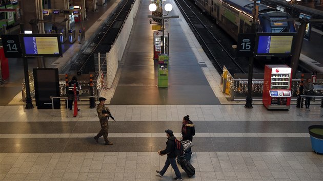 Ve Francii i na tdr stvkuj zamstnanci eleznic a paskho dopravnho podniku. Na snmku vlakov ndra Gare du Nord v Pai. (24. prosince 2019)