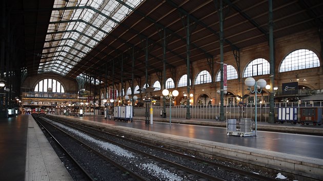 Ve Francii i na tdr stvkuj zamstnanci eleznic a paskho dopravnho podniku. Na snmku vlakov ndra Gare du Nord v Pai. (24. prosince 2019)