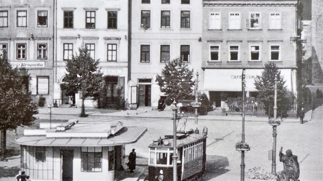 Poslední jihlavská tramvaj se prý nicméně na koleje vydala údajně ještě 12. listopadu 1948, aby už následujícího dne začalo rozebírání trolejí na nynějším Masarykově náměstí.