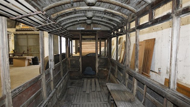 Prvn jihlavsk tramvaj je garovna ve skladech v Pstov. Jej okna u nezakrvaj plechy, kter tam byly z doby, kdy slouila jako senk.