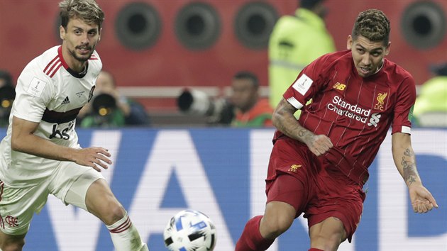 Liverpoolský Roberto Firmino (vpravo) přihrává míč před Willianem Araem z Flamenga