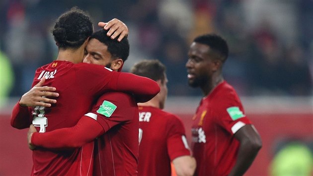 Fotbalisté Liverpoolu slaví vítězství ve finále mistrovství světa klubů.