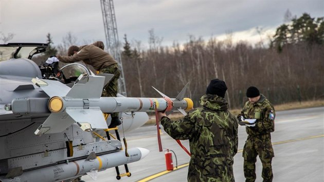 Pedletov kontrola letounu Gripen na stojnce zkladny Amari v Estonsku