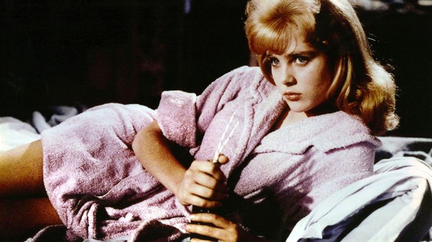 Sue Lyonová ve filmu Lolita, který v roce 1962 natočil podle románu Vladimira Nabokova režisér Stanley Kubrick.