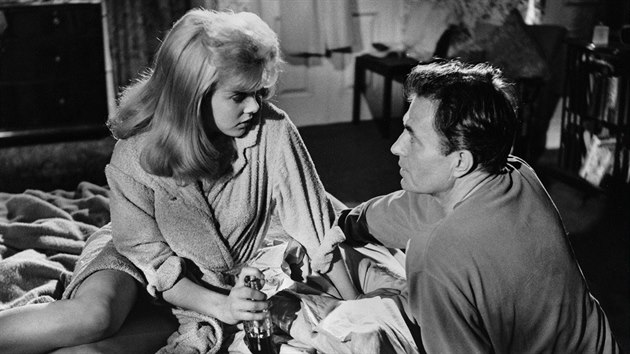 Sue Lyonová ve filmu Lolita, který v roce 1962 natočil podle románu Vladimira Nabokova režisér Stanley Kubrick. Na snímku s Jamesem Masonem.