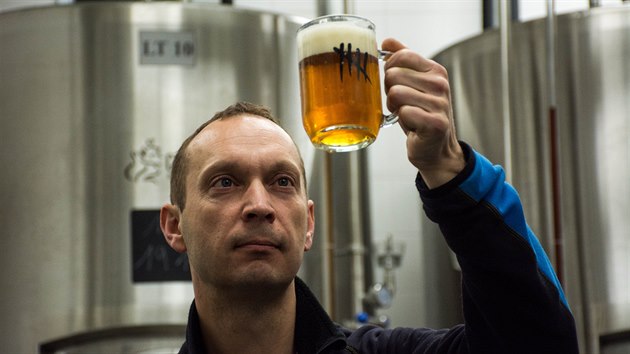 Sládek turnovského pivovaru Pavel Blaževič kontroluje kvalitu piva, které vaří klasickou metodou bez pasterizace a filtrace.