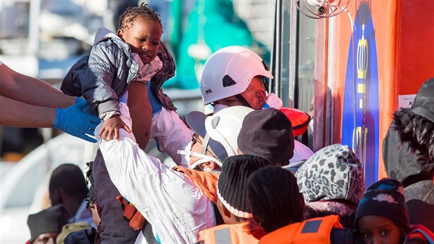Migranti zadren u pobe ostrova Gran Canaria nastupuj na panlskou zchrannou lo. (18. prosince 2019)