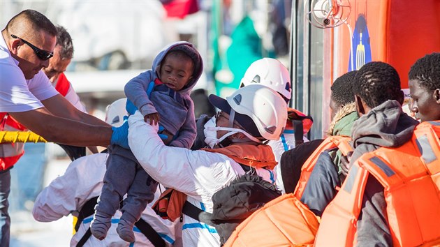 Migranti zadren u pobe ostrova Gran Canaria nastupuj na panlskou zchrannou lo. (18. prosince 2019)