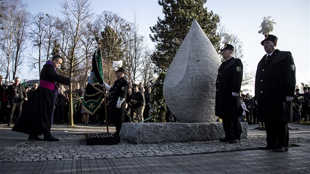 Pomocn biskup Martin David svt monument ve tvaru slzy, kter pipomn smrt tincti hornk ped rokem v Dole SM ve Stonav na Karvinsku. (20. prosince 2019)