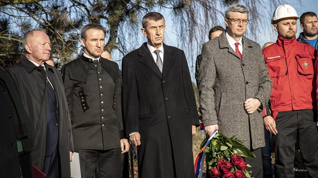 Na fotografii zleva starosta Stonavy Ondej Feber, vkonn editel OKD Michal Heman, pedseda vldy Andrej Babi, ministr prmyslu Karel Havlek a jeden z polskch bskch zchran (20. prosince 2019)