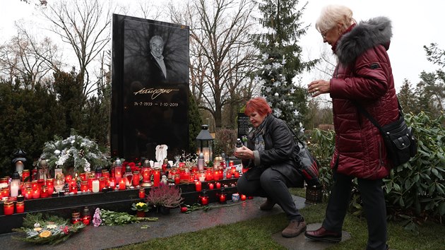 Hrob Karla Gotta na praskch Malvazinkch (21. prosince 2019)
