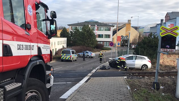 Vlak s osobnm autem se srazil na pejezdu v akovicch v ter dopoledne (24. prosince 2019).