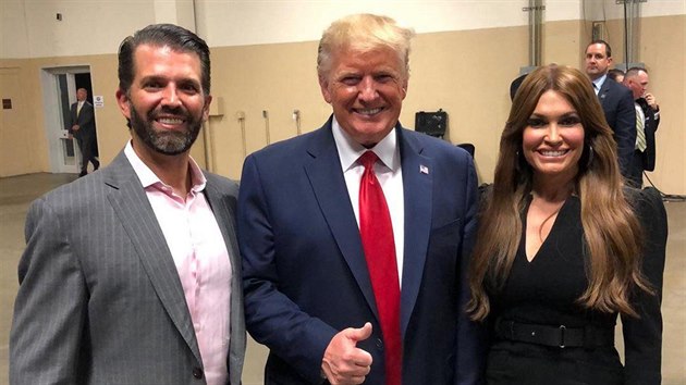 Donald Trump mladší se svým otcem, americkým prezidentem Donaldem Trumpem a jeho manželkou Melanií Trumpovou. (9. září 2019)