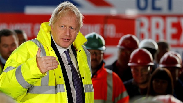 Britsk premir Boris Johnson hovo se zamstnanci v rmci pedvolebn kampan v Middlesbroughu. (20. prosince 2019)