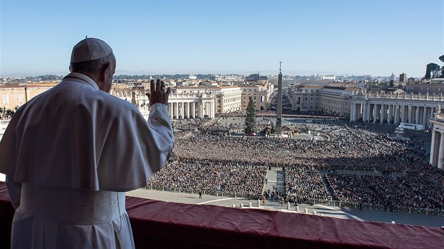 Pape Frantiek pednesl tradin poselstv Urbi et orbi z balkonu Svatopetrsk baziliky ve Vatiknu. (25. prosince 2019)