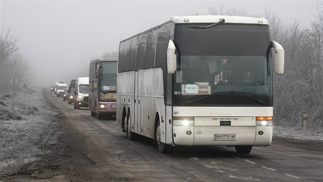 Autobusy s Ruskem podporovanmi zajatci m na msto vmny vz u obce Odradivka. (29.12.2019)