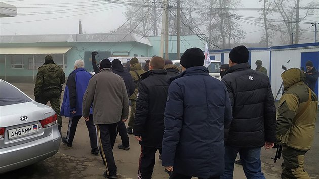 Prorut separatist vedou ukrajinsk zajatce na msto vmny vz u msta Horlivka. (29.12.2019)