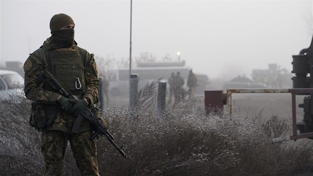 Ukrajinsk vojk hldkuje v oblasti vmny vz u obce Odradivka. (29.12.2019)