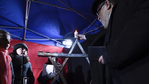 Vrchní zemský rabín Karol Sidon zapálil 22. prosince 2019 u pražského nádraží Bubny první svíci na začátku osmidenního židovského svátku chanuka čili svátku světel.