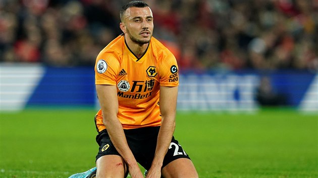 Romain Saiss z Wolverhamptonu Wanderers pot, co proti Liverpoolu nepromnil anci.