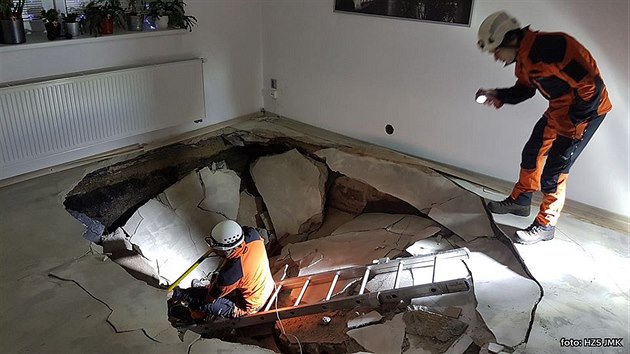 V domě v Hovoranech na Hodonínsku se v domě propadla podlaha.
