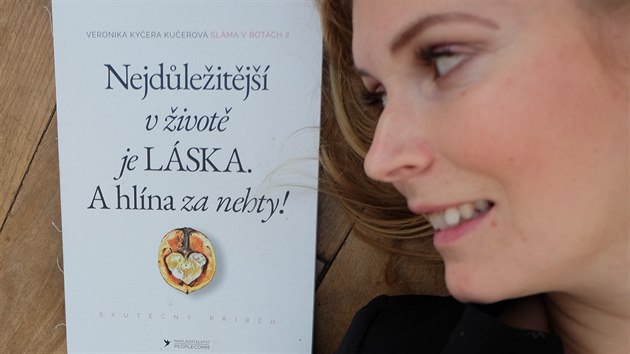 Autorka nové knihy Sláma v botách 2 Veronika Kučerová je blogerka, manželka, matka dvou dětí a biozahradnice.