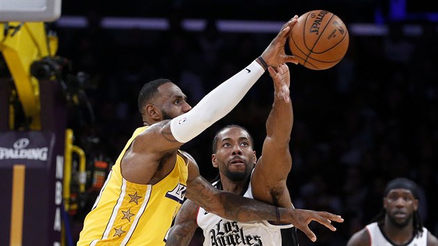 LeBron James z Los Angeles Lakers (vlevo) a Kawhi Leonard z Los Angeles Clippers se vrhaj po m.
