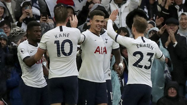 Fotbalisté Tottenhamu slaví gól, který vstřelil Dele Alli.