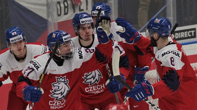 Jan Myšák se raduje se svými spoluhráči z české hokejové dvacítky z gólu proti Rusku.