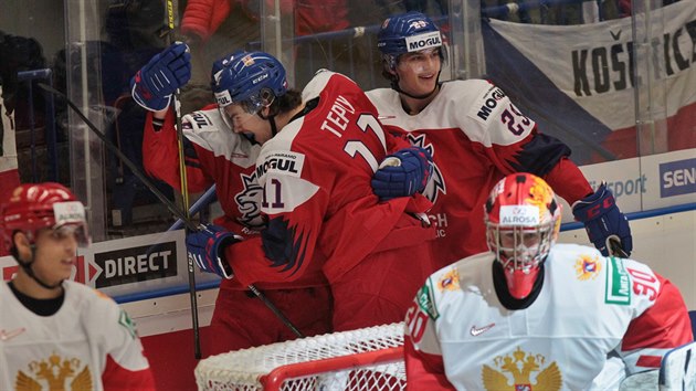 Jan Myšák a Michal Teplý se radují z gólu české hokejové dvacítky proti Rusku.