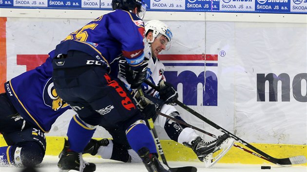 Jan Eberle z Plzn� bojuje u mantinelu o puk s hokejisty Zl�na.