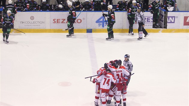 Hokejist Olomouce slav gl v utkn s Karlovmi Vary.