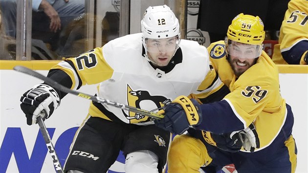 Dominik Simon z Pittsburghu (vlevo) a Roman Josi z Nashvillu bojuj o puk.